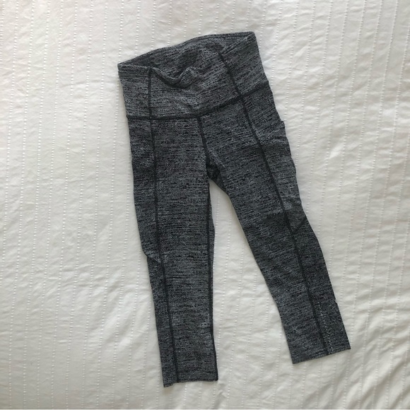 Like new black and white speckled Lululemon cropped leggings size 4 - Picture 1 of 4